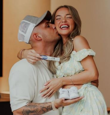 Laura Rypa and her fiance Pietro Lombardi announcing their pregnancy